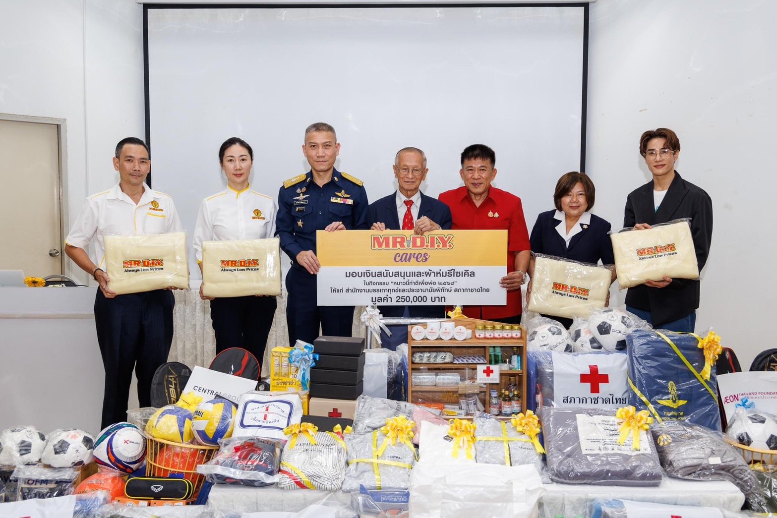 MR. D.I.Y. Supports Winter Relief with Recycled Blankets and Funds Totalling 250,000 Baht Donation to  Thai Red Cross Society