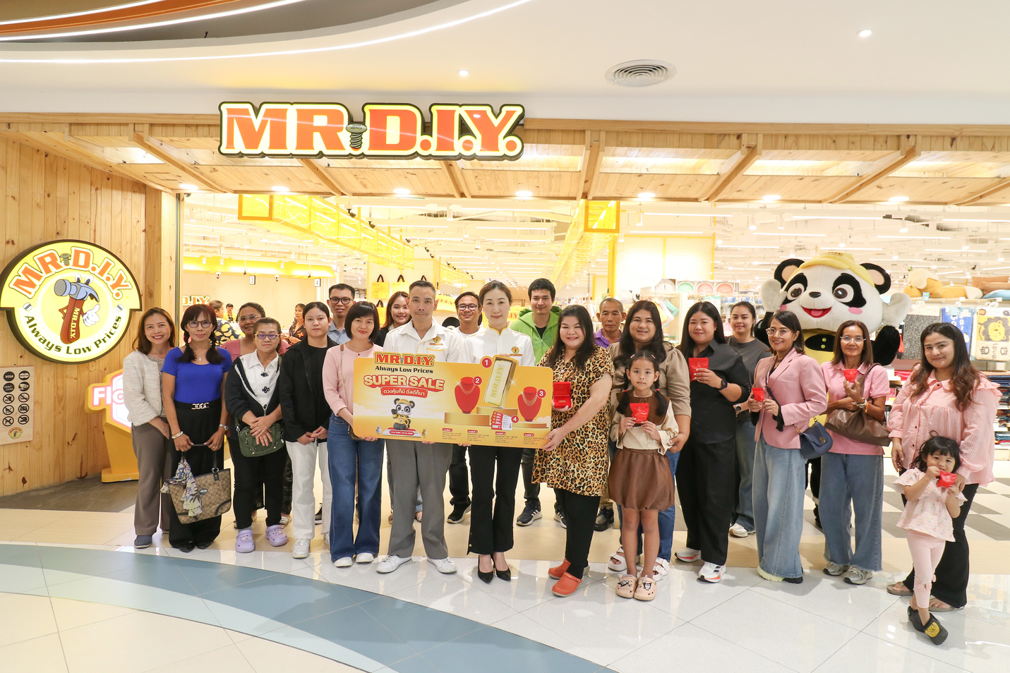 มิสเตอร์. ดี.ไอ.วาย. จัดงานมอบรางวัลให้แก่ผู้โชคดี ในแคมเปญใหญ่กลางปี 'Super Sale ดวงคุ้มก็มี ดีลดีก็มา' จากกิจกรรม 'ดีลดีลุ้นทอง'