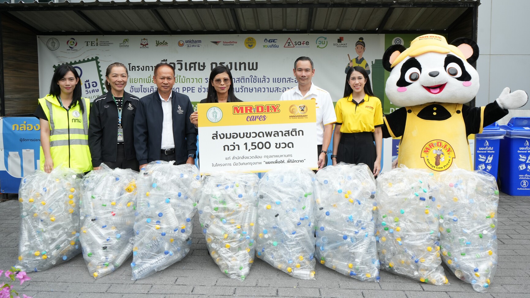 MR. D.I.Y. Joins “Bangkok Magic Hands Sort to Give…for Bangkok Road Sweepers” for the Third Year, Turning Plastic Bottles into Reflective Vests for Sanitation Workers
