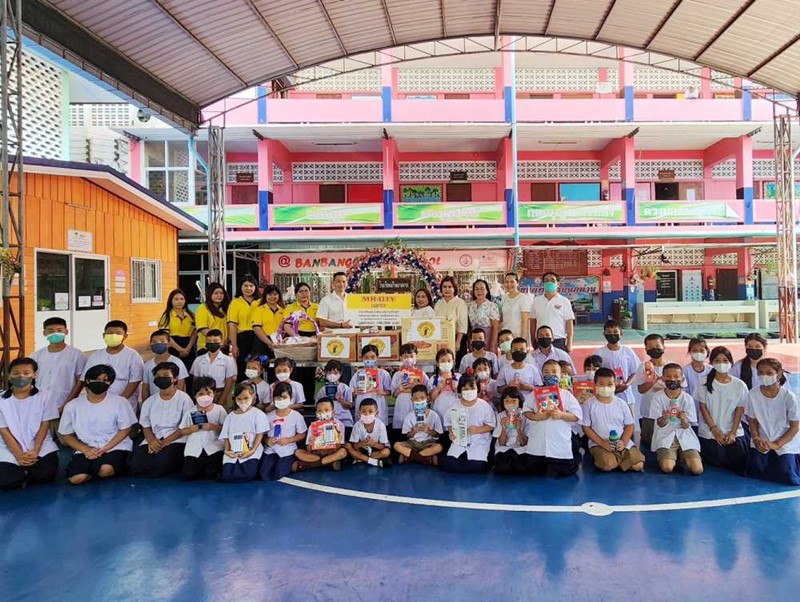 มิสเตอร์. ดี.ไอ.วาย. จัดกิจกรรมเพื่อสังคมต้อนรับเปิดเทอม มอบเงินสนับสนุนสถานศึกษา พร้อมทุนการศึกษา และสิ่งของจำเป็น แก่โรงเรียนบ้านบางจาก จ.สมุทรปราการ มูลค่ากว่า 100,000 บาท