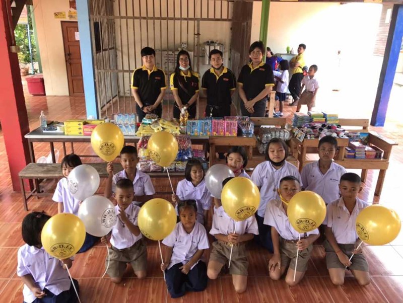 MR.DIY ปันน้ำใจ ร่วมส่งมอบอุปกรณ์การเรียนให้น้อง ๆ โรงเรียนวัดดงหมี